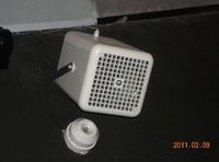 Pantalla de sonido colocada sobre la pared.