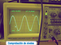 Osciloscopio indicando una señal senoidal.