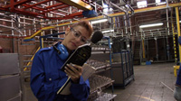 Técnico midiendo con sonómetro el interior de una fábrica.
