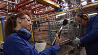 Imagen de una trabajadora con gafas de protección.