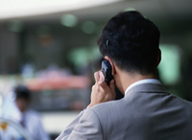 Victor, el hijo de una de las personas usuarias hablando con Marta por telefono.