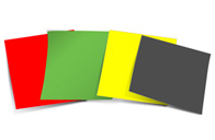 Cuatro papeles cuadrados, de color rojo, verde, amarillo y negro. Son los colores usados en el triaje.