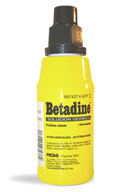 Bote de antiséptico Betadine. (Bote amarillo, con tapón negro).