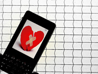 Un móvil com uma imagen em la pantalla de un corazón roto pegado com dos tiritas.
