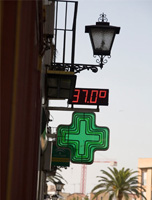 Fotografía de una farmacia. El medidor de temperatura marca 37 grados.