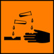 Ilustración de un cuadrado naranja en la que caen unas gotas desde un tubo hasta una mano. Se ven pequeñas muescas en la mano producidas por las gotas. Junto  a la mano un rectángulo negro en el que las gotas de líquido han producido similares muescas.