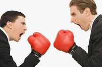 Imagen de dos hombres gritándose agresivamente y con los puños en alto, llevando guantes de boxeo.