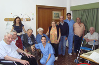 Imagen de un grupo de ancianos de una residencia junto con algunos cuidadores.