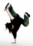 Ejemplo de habilidades personales: Foto de un chico joven bailando hip-hop.