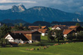 Foto de una casa en un entorno rural con bello paisaje de montaña al fondo para dar idea de las reacciones de las personas mayores cuando se les cambia de entorno.