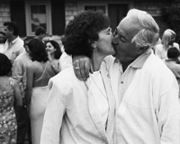 Foto en blanco y negro de una pareja de personas mayores besándose.