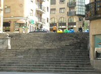 Fotografía de una gran escalinata como muestra de barrera arquitectónica para la movilidad de las personas con discapacidad.