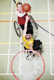 Fotografía de 2 personas con discapacidad en silla de ruedas jugando a baloncesto en un recinto deportivo.