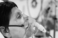 Fotografía de una mujer enferma, con respiración artificial, en fase terminal de su enfermedad.