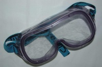     Primer plano de unas gafas protectoras de plástico transparente con goma elástica para ajustar a la cabeza. 