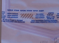 Se aprecia la leyenda inferior que llevan las bolsas mixtas de esterilización  para la comprobación de ésta por el cambio de color a marrón de las líneas diagonales que acompañan a la leyenda.
