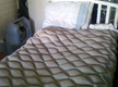  Cama con colchón de aire lleno de éste con superficie formando ondas para evitar puntos de presión sobre las zonas de reposo del paciente encamado. 