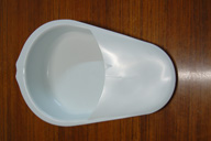 Orinal plano de plástico blanco.