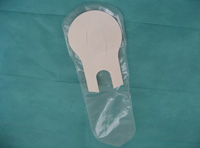 Bolsa colectora de orina para lactantes de plástico transparente y una superficie adhesiva blanca superior.