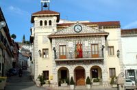 Fachada de un ayuntamiento de pueblo.