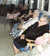 Grupo de personas mayores sentadas en un Centro Residencial mirando al frente y escuchando atentamente.