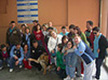 Grupo numeroso ( alrededor de 15 o 20)  de personas con discapacidad posando  para la foto en la entrada de un centro resdencial. Las personas que aparecen en la foto son jóvenes.