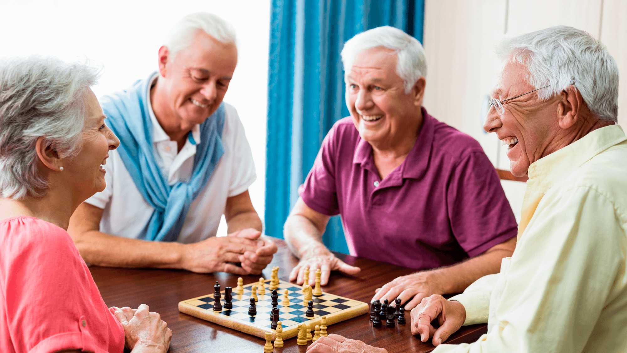 Ancianos jugando al ajedrez.