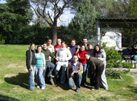 En la imagen aparece un grupo de personas jóvenes en el exterior de una casa de campo o albergue. La imagen muestra gran complicidad entre los miembros del grupo.