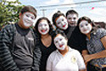 En la imagen aparecen un grupo de chichos y chicas con las caras pintadas de blanco.