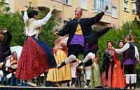 En la imagen aparece un grupo de folklore bailando una jota.