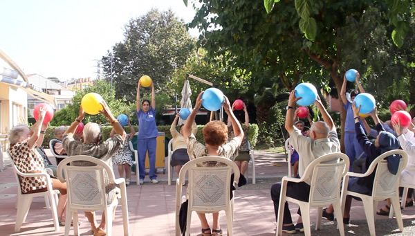 Sesion actividad física aire libre residencia