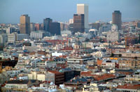 Una vista panorámica de Madrid en la distancia, con los rascacielos destacando en el fondo sobre el cielo.