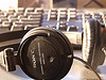 Auriculares junto a teclado de ordenador.