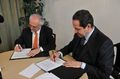 Hombres firmando un contrato.