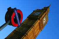 Big ben y poste que señaliza el metro.