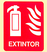 Imagen de una señal rectangular, más alta que ancha, con el fondo de color rojo y un pictograma de color blanco que representa la figura de un extintor contra incendios en la parte izquierda, unas llamas en la parte derecha y abajo la leyenda “EXTINTOR”.