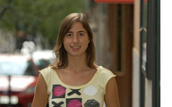 Fotografía de Marta, la amiga de Luna. Se trata de una chica joven, de unos veinte años, con una melena de pelo castaño hasta los hombros, y vestida con una camiseta sin mangas.