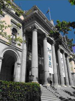 Imagen de la Fachada Principal de la entrada al edificio de la Bolsa en Madrid.