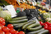 Puesto de verduras en un mercado.