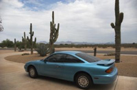 Coche azul en el desierto de Arizona EEUU.