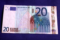 Billete de veinte euros sobre fondo azul.