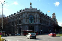 Aparece la fachada del banco de España.