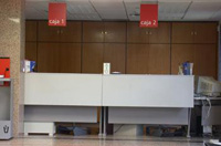 En el interior de una entidad bancaria dos cajas de atención al público.