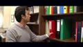 Se ve a uno de los protagonistas del caso práctico cogiendo un archivador de color rojo de una estantería en uno de los despachos de la empresa.