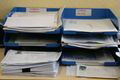 Bandejas azules con documentación.