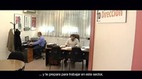 Se ve  a Alejandro uno de los protagonistas del caso práctico en un despacho en el que trabajan dos personas.