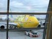 Avión amarillo esperando despegue.