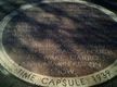 Placa de una cápsula del tiempo, con texto en inglés.
