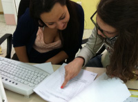 Dos chicas leyendo un artículo.