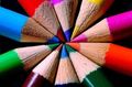 Lápices de colores puestos en círculo.